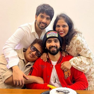 BeCoolyaara's profile picture. i ma here only for @AmaalMallik