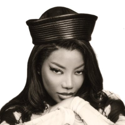 delalud's profile picture. Deitado no seu peito com olhos vermelhos