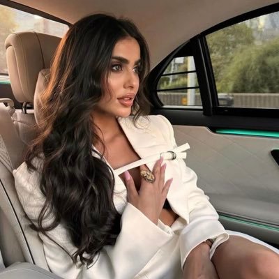 islalona's profile picture. fashion, moodboards, & more • twenty six •taurus rising • she/her • I'm just a girl