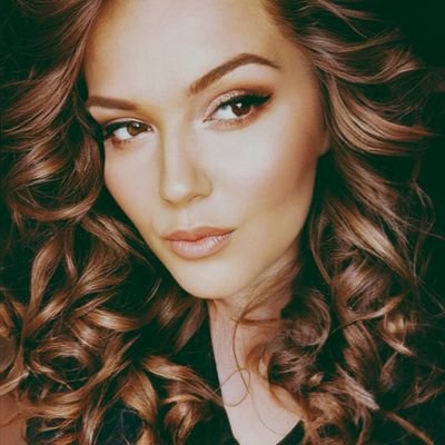 DeteOktobra's profile picture. Zamišljeni svet obojen bojama oktobra, sa mirisom prve jutarnje kafe, ukusom čizkejka sa višnjama, pogledom na Njujork i suncokretima koji cvetaju stalno. 🍂🌻