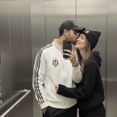 _hulyaaaa1903's profile picture. 𝐈 𝐀𝐌 𝐀 𝐂𝐇𝐈̇𝐋𝐃 𝐎𝐅 𝐁𝐄𝐒̧𝐈̇𝐊𝐓𝐀𝐒̧ 🤍🖤ᴮᴶᴷ❥¹⁹⁰³ Gönlümde yerin, dualarımda adın var 🤍 gurbetçiyim🙃 𝐃𝐮𝐬𝐚𝐧 𝐀𝐥𝐢𝐦𝐩𝐢𝐣𝐞𝐯𝐢𝐜́ ❥