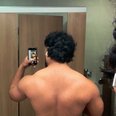 shronquesha's profile picture. 9’1 | coding, film photos, ex aws