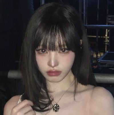 ivejiwoy's profile picture. the beauty lady who's known as the main singer of IVE, name Elizabeth Kim.