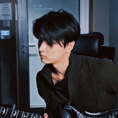 alvaroelz's profile picture. ILLUSIVE.