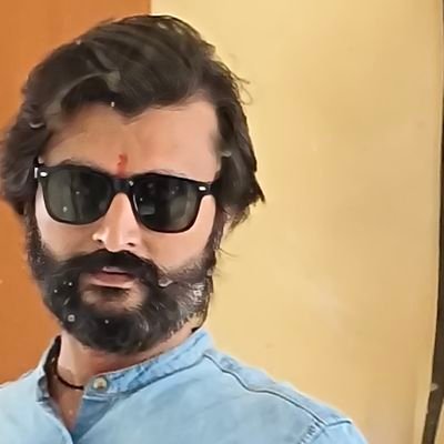 Rdx_PuRoHiT's profile picture. સૌદર્યનું આયુષ્ય માત્ર જૂવાની સુધી
અને ગુણોનું આયુષ્ય આજીવન સુધી સાથે રહે છે...   *_*
https://t.co/riDmbFrCjq