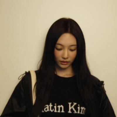 howtmess's profile picture. nosy to see how messy it is.