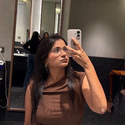 janhviiieee's profile picture. im thinking