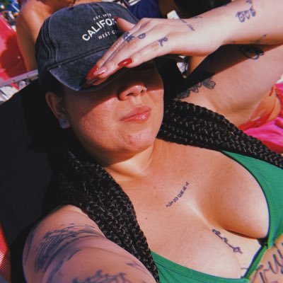 vickycerqueeira's profile picture. falo merda, comento sobre BBB, carnaval e fofocas alheias✨