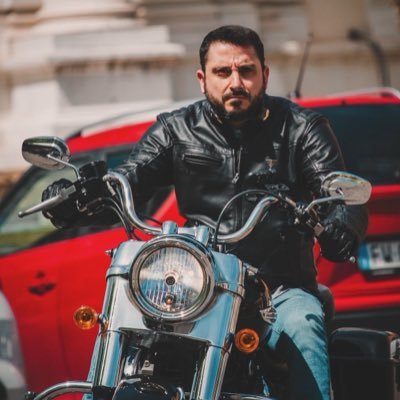 RaffaeleAndrea's profile picture. 𝐹𝒶𝓉𝑒 𝒻𝒾𝓃𝓉𝒶 𝒸𝒾 𝓈𝒾𝒶 𝓈𝒸𝓇𝒾𝓉𝓉𝑜 𝓆𝓊𝒶𝓁𝒸𝑜𝓈𝒶 𝒹𝒾 𝓅𝑜𝑒𝓉𝒾𝒸𝑜. ᴠɪᴅᴇᴏᴍᴀᴋᴇʀ ᴘᴇʀ ᴘᴀꜱꜱɪᴏɴᴇ 🎬 🌎 - Radical Stick -