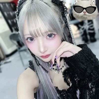 hexaspectra's profile picture. 私の名前は小花沢です。21歳で、音楽を勉強し、小さなカフェで働いています。食べることが大好きですが、小さな問題を抱えています。私の中には悪魔が閉じ込められているのです。