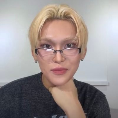 givemlov's profile picture. twitter has turned you into a fucking loser !