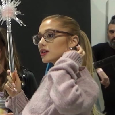 badrevicws's profile picture. if i close an eye it’s almost like your red flags are blue