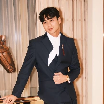 Azrl_Iye's profile picture. 