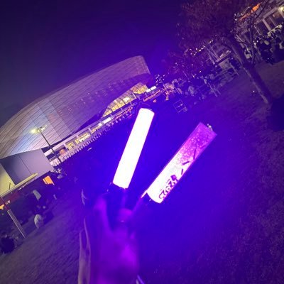 y_ffll's profile picture. 