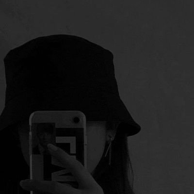 mentallysapphic's profile picture. m e o w