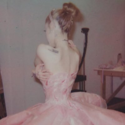 sweeetener's profile picture. the story of us looks a lot like a tragedy now