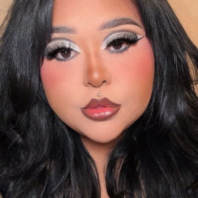 adorecarina's profile picture. 🕯️ 🥀 🕷️ 🌙