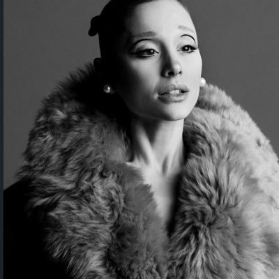 Skullezz's profile picture. july 3rd ☀️