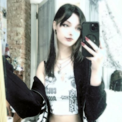 shess0ulful's profile picture. sacred and starved | 22 | priv @pixelcherry_