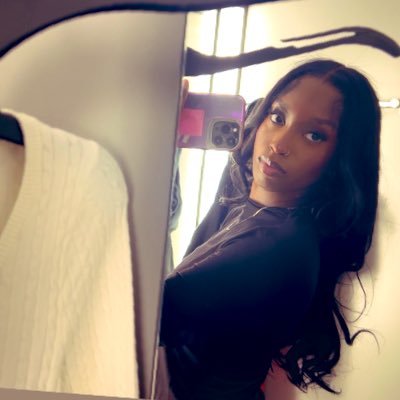 ariannnamari's profile picture. gold digger