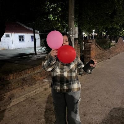 luuoliveraa_'s profile picture. lo único q necesito es un vino, gracias