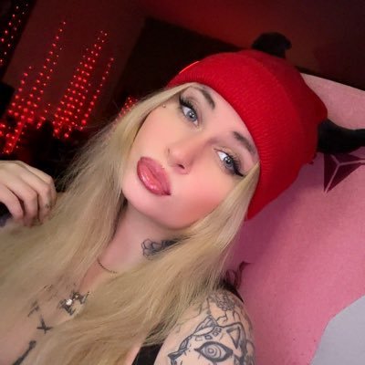 Phinxx2K's profile picture. Caffeine Feen Kick Partner/Twitch Streamer• Sponsored by: @Rednek_Engineer @AdvancedGG @HappyVibesllc @CinchGaming ! CC for @ReignAboveGG 💛• @Razer Creator 💚