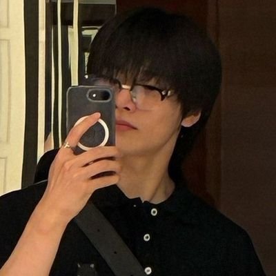 hyunjeaws's profile picture. christopher a vida soa melancólica muitas vezes, mas quando vejo você sorrir tudo parece fazer mais sentido.