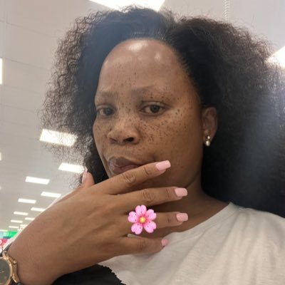 Moramadi_'s profile picture. Freckled queen 🖤My parents only daughter 🤍 lena la re fereya ge rele gana la re kwatela🤔