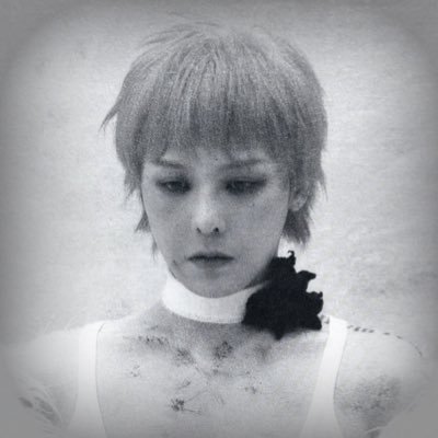 starrjiyong's profile picture. “When he died, all things swift and beautiful and bright will be buried with him.” -Patroclus