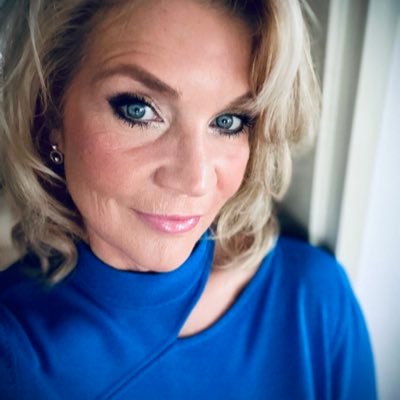 Me_offie's profile picture. Humor maakt het leven leuker. Amsterdammer verdwaald in de polder van ZH | woont samen met 3 katten | drinkt graag een glaasje wit of GT | ❤️ Italië…