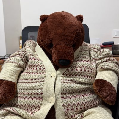 hezopya's profile picture. 2 yıl önce sahaf dolaşıp akşamları kalbim var mı diye soruyodum