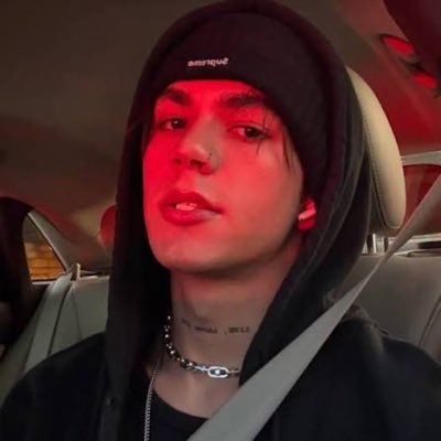 jmfthong's profile picture. 𝗂 𝖺𝗆 𝐂𝐇𝐀𝐎𝐓𝐈𝐂 𝗌𝗂𝗇𝖼𝖾 𝟗𝟴 | bangtan style