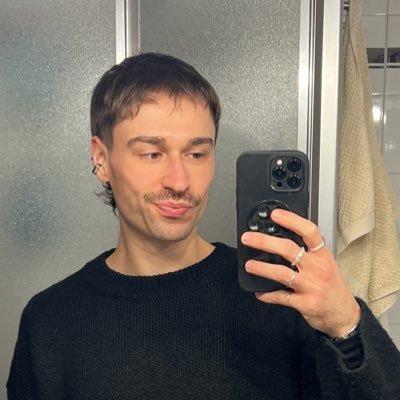 TheoSironi's profile picture. Figlio illegittimo di Bree Van de Kamp, fratello di Lisa Rowe e migliore amico di Tony Stonem. Non sai chi sono? Non possiamo essere amici.