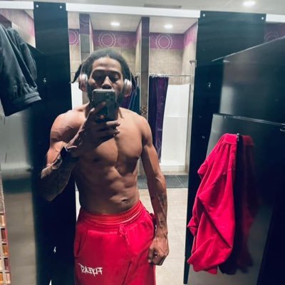 LonniieWorld's profile picture. 👁🖤💰 = 💍