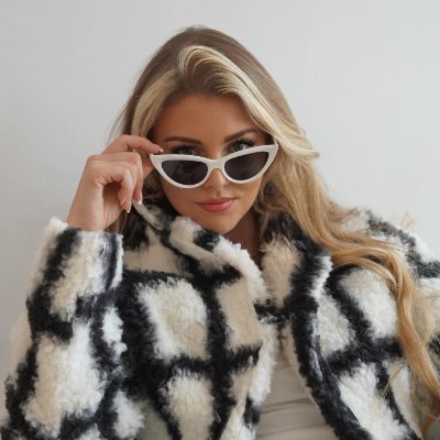 Mia_Evans0603's profile picture. Full-time job, part-time life explorer.
Life isn't about waiting for the storm to pass, but learning to dance in the rain.