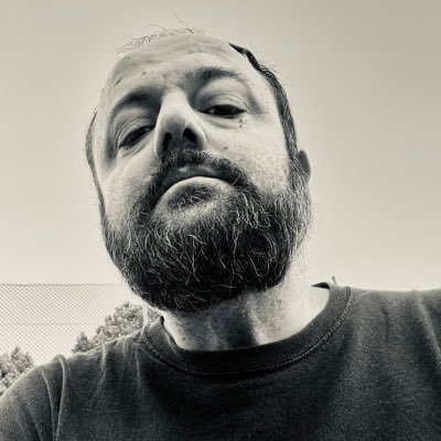 AniolPros's profile picture. Profe de socials q fa de cap d’estudis. Novel·la negra, cine, punk rock, futbol i hoquei. Cruyffista, camillerejo, rojillo i dels Pistons. Que torni Iugoslàvia