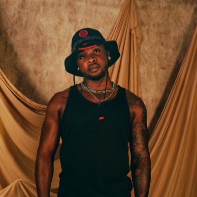 paigezxmbie's profile picture. El Niño que volaba. street artist. color theorist. half naked and almost famous.