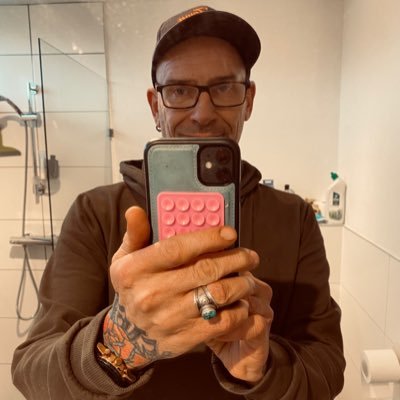 vanSonenBreugel's profile picture. #PSV. #PTSS #dwarslaesie patiënt #nonfluencer #sarcasme #Liverpool @toinebuijtels.bsky.social Tweets over mijn leven