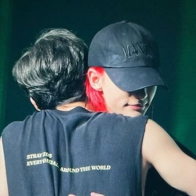 ThabataK07's profile picture. Eu e os hyunchan disputando quem gosta mais da Billie Eilish!