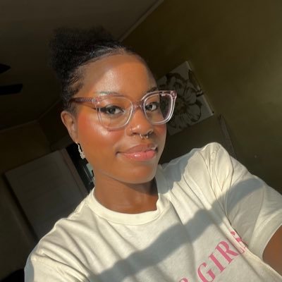 aprilgloom's profile picture. 