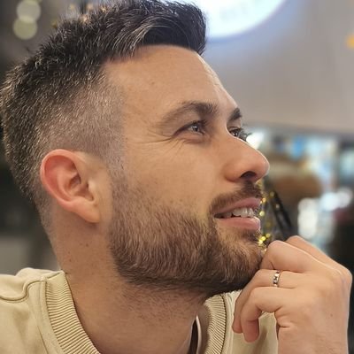 vaillantval's profile picture. Je te partage mes sites & jeux d'argent :  Royaltiz 💰 et MFL 🏟️