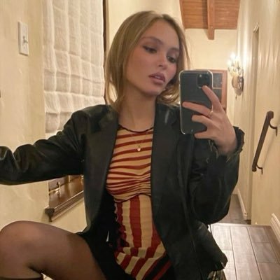 almmaabril's profile picture. I hate it here so I will go to secret gardens in my mind ˚˖𓍢ִ໋🦢˚