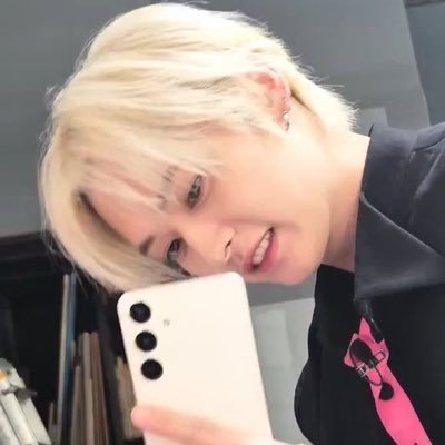 nunivshoon's profile picture. estudiante de arquitectura. ✮⋆˙. (lamentablemente)