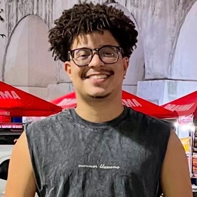 paulovitorluz_'s profile picture. Um baixinho Baiano, Mestre em História, com 27 anos, do signo de Áries, com lua em Sagitário e Asc. em Libra.