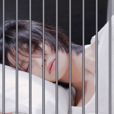 hoejoongie's profile picture. Manos Hoemate. Idk what’s goin on 98% of the time I’m 25, my back hurts, everythin I say is to 98% a joke, minors please leave and don’t interact w/ my 18+ twts