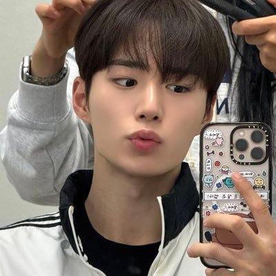 junseoyaki's profile picture. lovers in my backyard