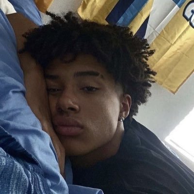 vinicomenta's profile picture. Eu meio que tento ser legal