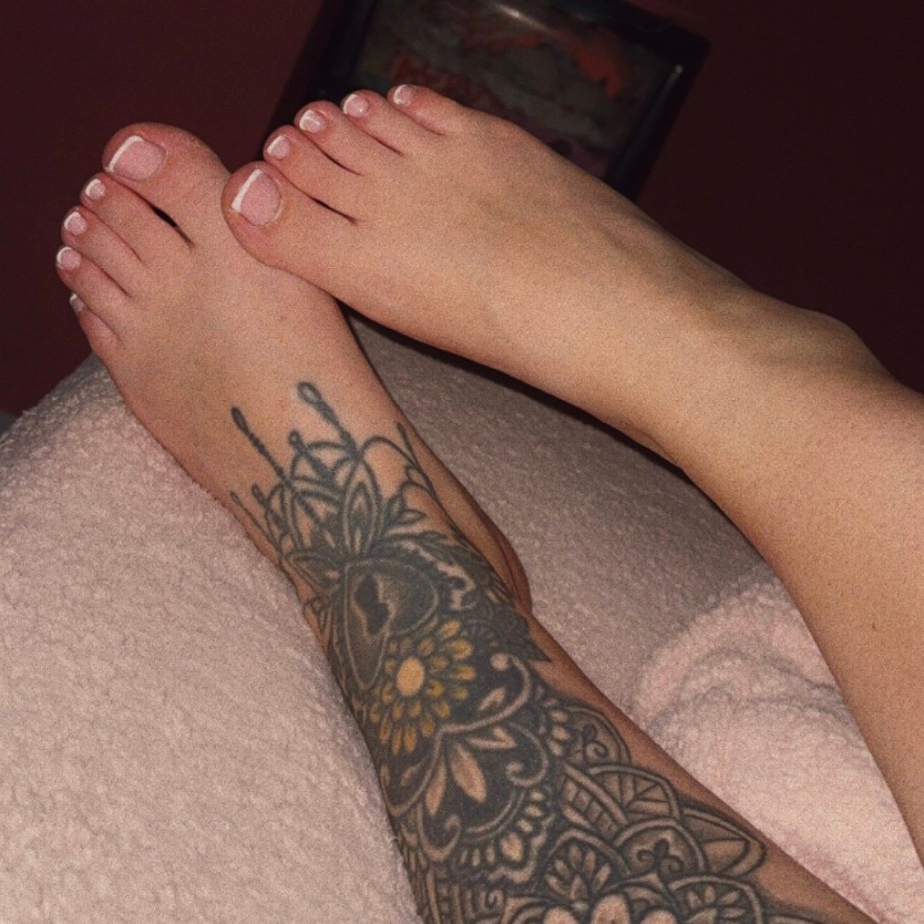 FleekyFeet98's profile picture. My size 5 feet are the perfect canvas for your requests. I'm open to a wide variety of poses and themes💋