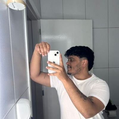 louanss's profile picture. em meio a tantas turbulências mais uma turbulência