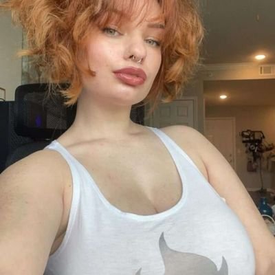 Elinehell222's profile picture. 